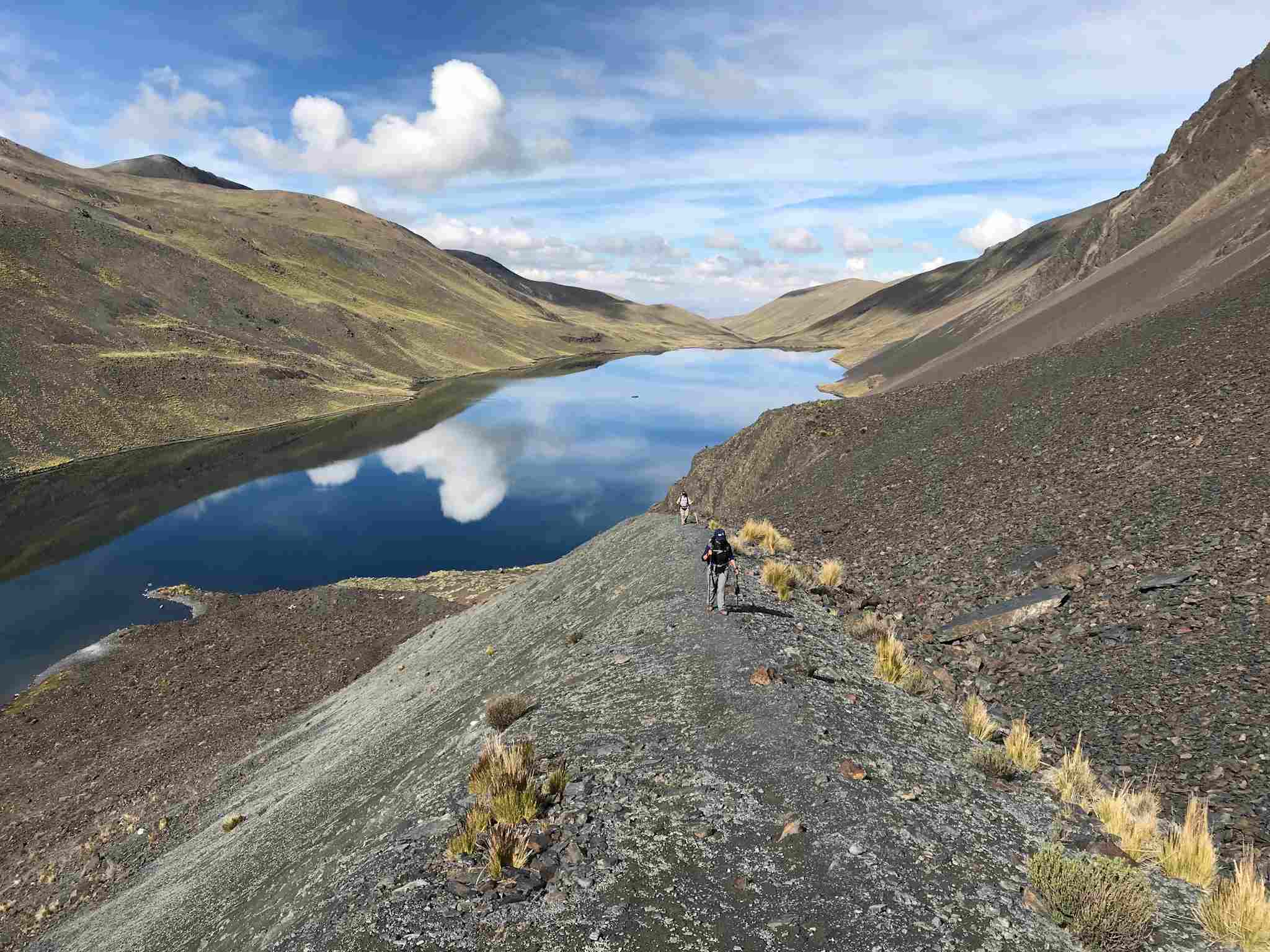 Cordillère des Andes bolivienne quand le fameux seul au monde prend